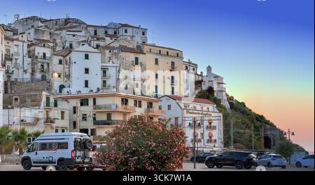 Rodi Garganico, Italien - 9. juni 2025: Panoramablick auf eine malerische Küstenstadt, eingebettet in grüne Hügel. Palmen säumen das Ufer, mit Stockfoto