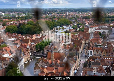 Historisches Rozenhoedkaai vom Belfry Brügge Belgien. Touristen am Rozenhoedkaai Kanal vom Glockenturm in Brügge, Belgien. Stockfoto