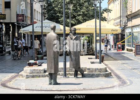 Bosnien und Herzegowina, Tuzla, Zentrum von Tuzla: Statuen von Meša Selimović und Ismet Mujezinović in der Fußgängerzone Stockfoto