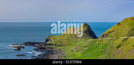 Giant’s Causeway in Nordirland mit markanten Basaltformationen und tiefblauem Meer, das Geologie und natürliche Schönheit verbindet. Stockfoto