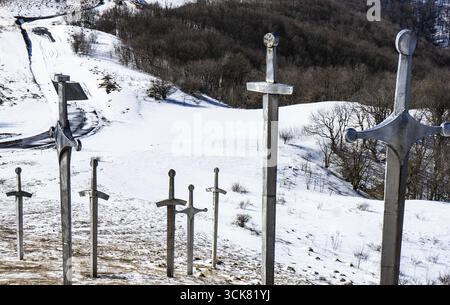 Berühmte Didgori Battle Monument mit riesigen grasnarben und Skulpturen von Soldaten in der Nähe von Tiflis im Kaukasus Gebirge Stockfoto