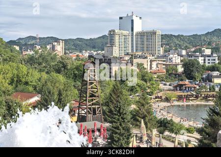 Bosnien und Herzegowina, Tuzla, Tuzla Zentrum: Pannonische Seen ('Panonsko jezero'), Brunnen und Stadtpanorama von Tuzla Stockfoto