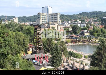 Bosnien und Herzegowina, Tuzla, Zentrum von Tuzla: Pannonische Seen ('Panonsko jezero') und Stadtpanorama von Tuzla Stockfoto