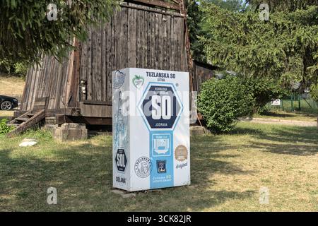 Bosnien und Herzegowina, Tuzla, Zentrum von Tuzla: Pannonische Seen („Panonsko jezero“) – Skulptur von 1 kg Salz von Tuzla („Skulptura 1 kg tuzlanske soli“) Stockfoto