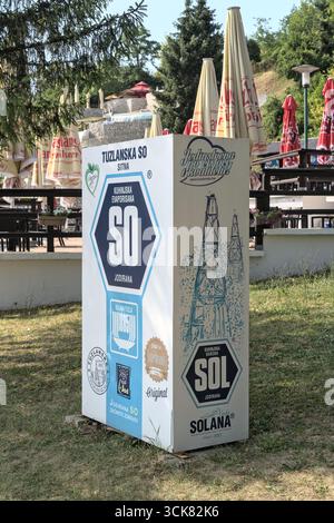 Bosnien und Herzegowina, Tuzla, Zentrum von Tuzla: Pannonische Seen („Panonsko jezero“) – Skulptur von 1 kg Salz von Tuzla („Skulptura 1 kg tuzlanske soli“) Stockfoto