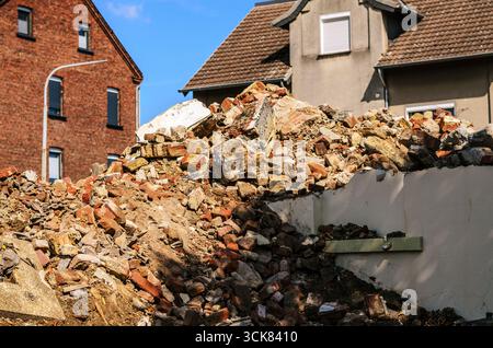 Ein ruiniertes altes Haus in Deutschland. Das Foto zeigt eine Menge Baumaterial, das vom Haus übrig geblieben ist. Stockfoto