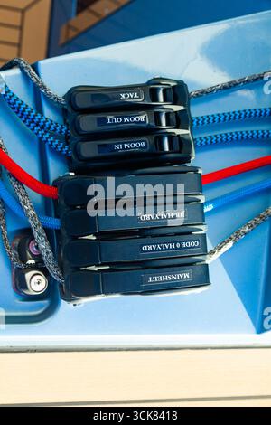 Befestigungselemente mit Clips für Segelseile auf einer Yacht, Nahaufnahme. Stockfoto