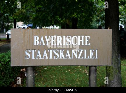 Hier der Blick in der Landeshauptstadt München auf den Schriftzug Bayerische Staatskanzlei auf einem Schild Stockfoto
