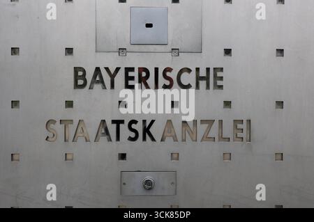 Hier der Blick in der Landeshauptstadt München auf den Schriftzug Bayerische Staatskanzlei am Haupteingang Stockfoto