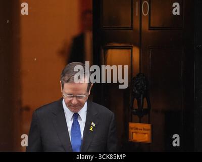 Der israelische Präsident Isaac Herzog verließ nach seinem Treffen mit Premierminister Sir Keir Starmer die Downing Street 10 in London. Bilddatum: Mittwoch, 10. September 2025. Stockfoto
