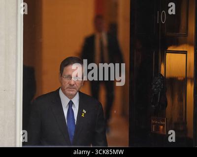 Der israelische Präsident Isaac Herzog verließ nach seinem Treffen mit Premierminister Sir Keir Starmer die Downing Street 10 in London. Bilddatum: Mittwoch, 10. September 2025. Stockfoto