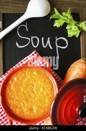 Gesundes Essen, Creme Karottensuppe auf dem alten Holztisch Stockfoto