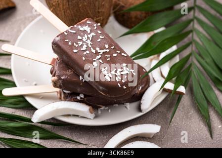 Kokosnusspopskel in Schokoladenglasur Stockfoto