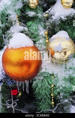 Deko-Kugeln Dekoration auf grünen Weihnachtsbaum Stockfoto