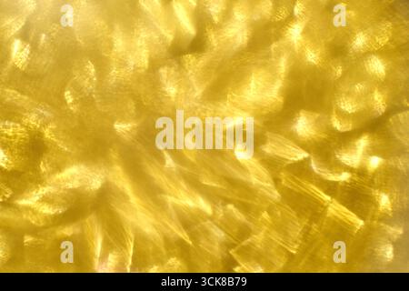 Abstrakte goldene Lichtmuster mit funkelnden und glänzenden Effekten. Stockfoto