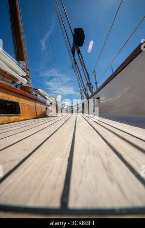 Deck des Segelbootes Stockfoto
