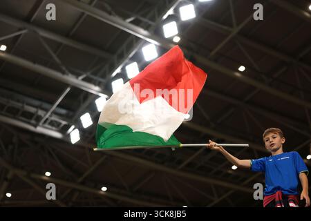 Bergamo, Italien, 5. September 2025. Beim Qualifikationsspiel Italien gegen Estland im Stadio di Bergamo, Bergamo, schwingt ein junger Fan die italienische Flagge. Der Bildnachweis sollte lauten: Jonathan Moscrop / Sportimage Stockfoto