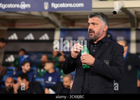 Bergamo, Italien, 5. September 2025. Gennaro Gattuso Cheftrainer Italiens trinkt Wasser, bevor er beim Qualifikationsspiel zur FIFA-Weltmeisterschaft Italien gegen Estland im Stadio di Bergamo in Bergamo antritt. Der Bildnachweis sollte lauten: Jonathan Moscrop / Sportimage Stockfoto