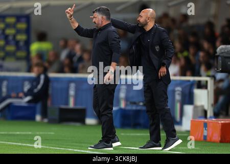 Bergamo, Italien, 5. September 2025. Gennaro Gattuso Cheftrainer Italiens und Luigi Riccio Assistenztrainer Italiens reagieren beim Qualifikationsspiel Italien gegen Estland im Stadio di Bergamo. Der Bildnachweis sollte lauten: Jonathan Moscrop / Sportimage Stockfoto