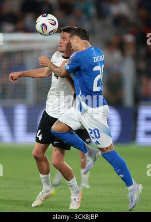 Bergamo, Italien, 5. September 2025. Mattia Zaccagni aus Italien fordert Mattias Kait aus Estland im Qualifikationsspiel zur FIFA-Weltmeisterschaft Italien gegen Estland im Stadio di Bergamo, Bergamo, um einen Luftball. Der Bildnachweis sollte lauten: Jonathan Moscrop / Sportimage Stockfoto