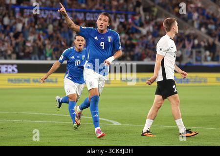 Bergamo, Italien, 5. September 2025. Mateo Retegui aus Italien feiert nach einem Treffer, der der Mannschaft beim Qualifikationsspiel zur FIFA-Weltmeisterschaft Italien gegen Estland im Stadio di Bergamo einen Vorsprung von 2-0 gab. Der Bildnachweis sollte lauten: Jonathan Moscrop / Sportimage Stockfoto