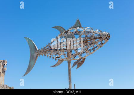 Fischskulptur mit Schloss Guzman el Bueno Tarifa Spanien September 2025 Stockfoto