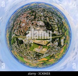 Luftansicht, Stadt mit Hauptbahnhof, Bahnhofsvorplatz Hammer Weg mit Kreisverkehr, links Altstadt und Häuser mit roten Dächern, Erdkugel, fi Stockfoto
