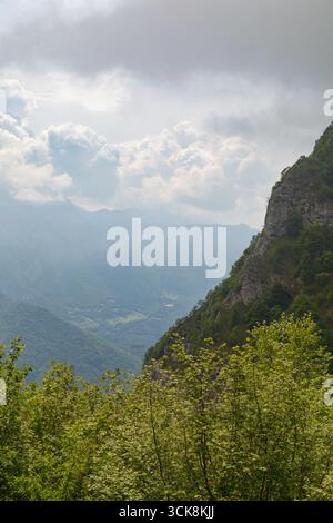 Blick auf die Berge im Parco Valention an bewölktem Tag. 23821 Piano dei Resinelli, Provinz Lecco, Italien Stockfoto