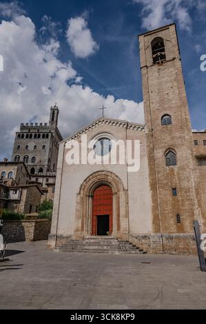 Die Kirche San Giovanni Battista ist ein religiöses Gebäude in Gubbio, einer Stadt in Umbrien. Erbaut zwischen dem 13. Und 14. Jahrhundert, die Fassade Stockfoto