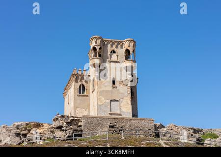 Fischskulptur mit Schloss Guzman el Bueno Tarifa Spanien September 2025 Stockfoto