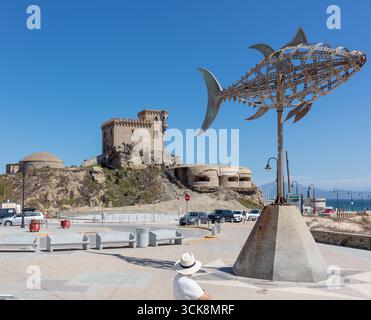Fischskulptur mit Schloss Guzman el Bueno Tarifa Spanien September 2025 Stockfoto