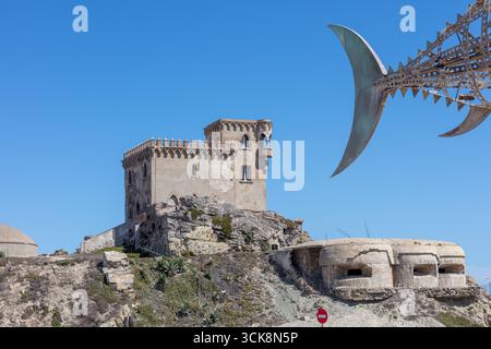 Fischskulptur mit Schloss Guzman el Bueno Tarifa Spanien September 2025 Stockfoto