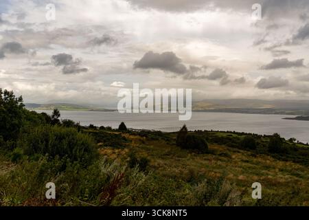 Blick auf den Fluss Clyde von einem Aussichtspunkt in der Nähe von Port Glasgow in Inverclyde, Schottland Stockfoto