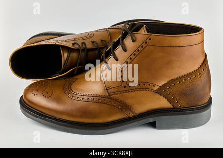 Elegante braune Schuhe isoliert auf weiß Stockfoto
