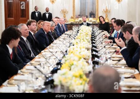 Präsident Donald Trump und First Lady Melania Trump veranstalten am Donnerstag, den 4. September 2025, ein Abendessen im State Dining Room im Weißen Haus. Stockfoto