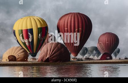 Bunte Heißluftballons bereiten sich auf den Sonnenaufgangsflug über Bagan-Tempel vor. Stockfoto