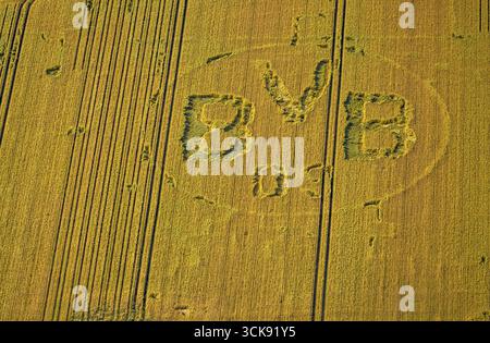Luftaufnahme, Symbole und Schilder in einem Feld, BVB-Logo, Boenninghauser Straße, Hostedde, Dortmund, Ruhrgebiet, Nordrhein-Westfalen, Deutschland, DE, Europ Stockfoto