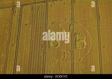 Luftaufnahme, Symbole und Schilder in einem Feld, BVB-Logo, Boenninghauser Straße, Hostedde, Dortmund, Ruhrgebiet, Nordrhein-Westfalen, Deutschland, DE, Europ Stockfoto