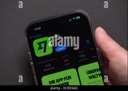 Mainz - 07. September 2025: Financial Wise App auf Mobilgerät vor dunklem Hintergrund Stockfoto