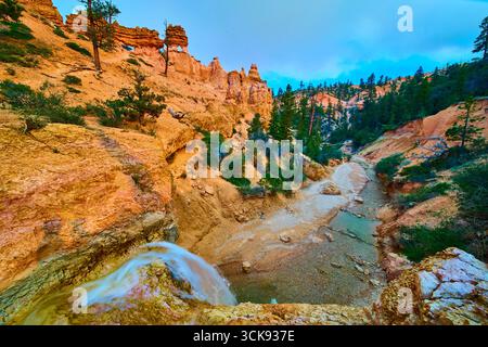 Bryce Canyon Wasserfall mit Hoodoos und Creek am Mossy Cave Trail Utah Stockfoto