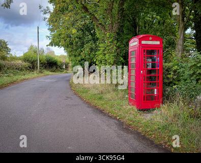 Verlassene rote britische Telefonbox, die jetzt ausgemustert wird, aber immer noch in abgelegenen Dörfern in Großbritannien Stockfoto
