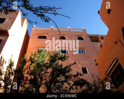 Enge Straße in Marrakesch führt zu einem traditionellen Riad Stockfoto