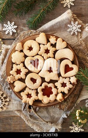 Verschiedene Formen von Linzer Weihnachtskeksen gefüllt mit roter Marmelade und mit Zucker bestäubt Stockfoto