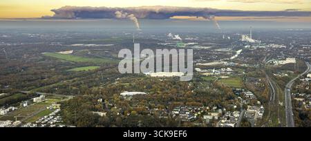Aus der Vogelperspektive, Fernsicht über den Stadtteil Bismarck mit Blick vom Hafen Grimberg zum STEAG-Heizkraftwerk Herne, mit Rauchwolken aus Kraftwerken und dra Stockfoto