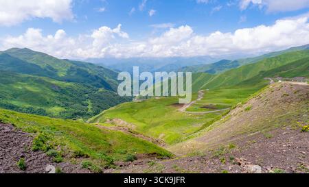 Die wunderschöne Berglandschaft von Upper Khevsureti, Georgien. Reisen Stockfoto