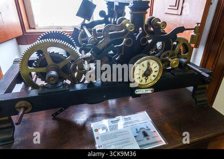 Ein kompliziertes Vintage Uhrwerk mit Zahnrädern, einem kleinen Zifferblatt und Metallkomponenten, die in einem Museum von Lourinhã ausgestellt sind Stockfoto