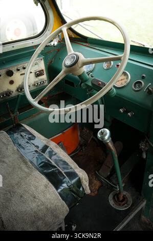 Oldtimer-Bus-Fahrersitz – verfallen Stockfoto