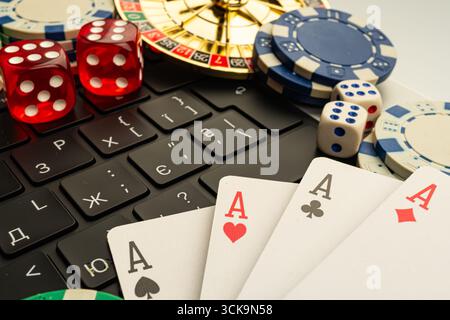 Das Bild zeigt ein Spielsystem für die Vermarktung virtueller Casinos oder Gaming-Websites mit Karten, Chips, Würfeln und Roulette-Rad Stockfoto