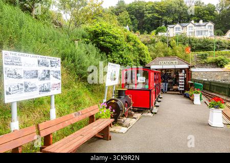 Laxey, Isle of man 08,05,2023 Bahnhof mit einem roten Zug und einem Schild mit der Aufschrift „The Chesterfield Railway“. Es gibt zwei Bänke und ein kleines Gebäude Stockfoto