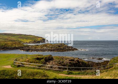 Port Erin, Isle of man 08,05,2023 wunderschöner Blick auf das Meer mit einem Zaun im Hintergrund. Das Meer ist ruhig und der Himmel ist klar Isle of man - Stockfoto
